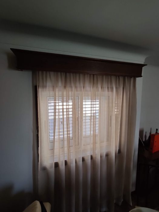 Varões com calhas para cortinados