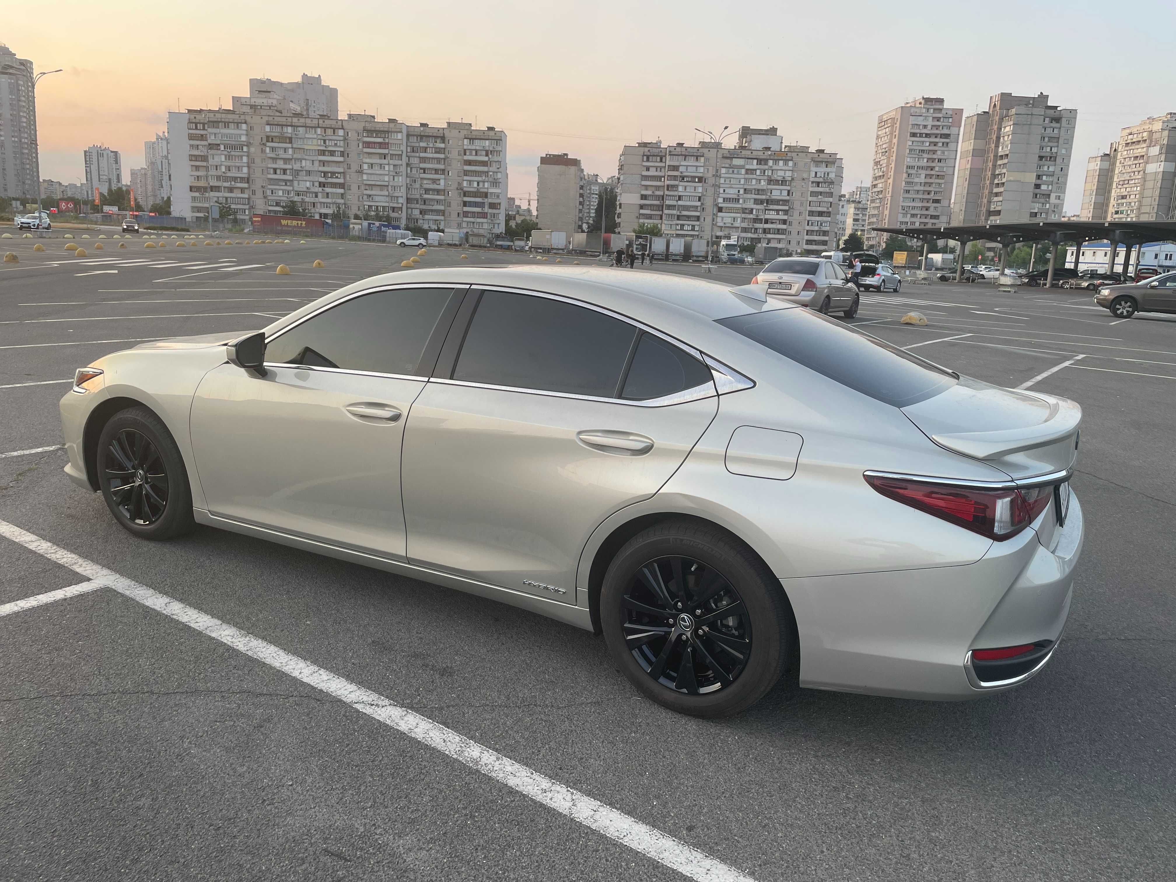 Продам шикарное авто Lexus ES 300h Hybrid Premium 2019