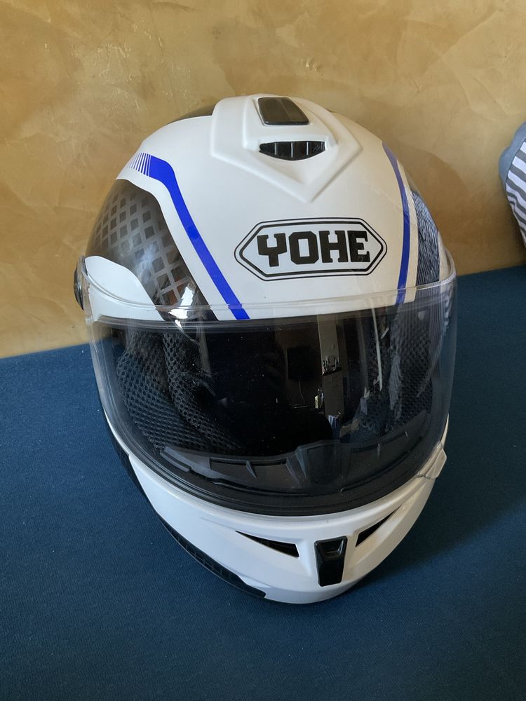 Kask motoryzacyjny marki YOHE