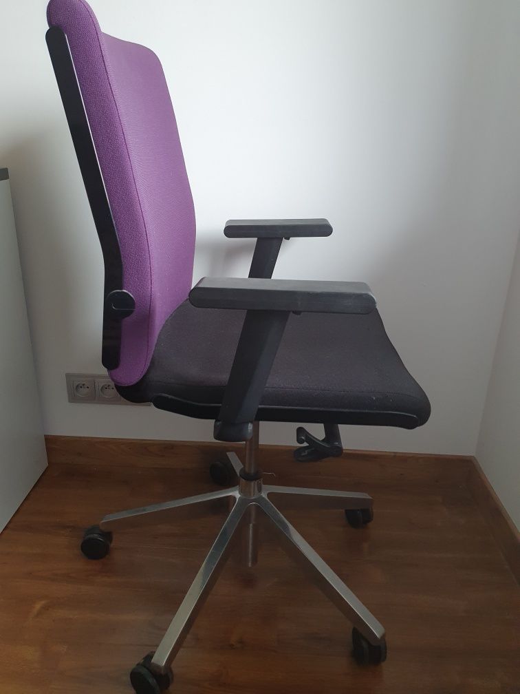 Fotel obrotowy obrotowe krzesło biurko fioletowo czarny stalowy mocny