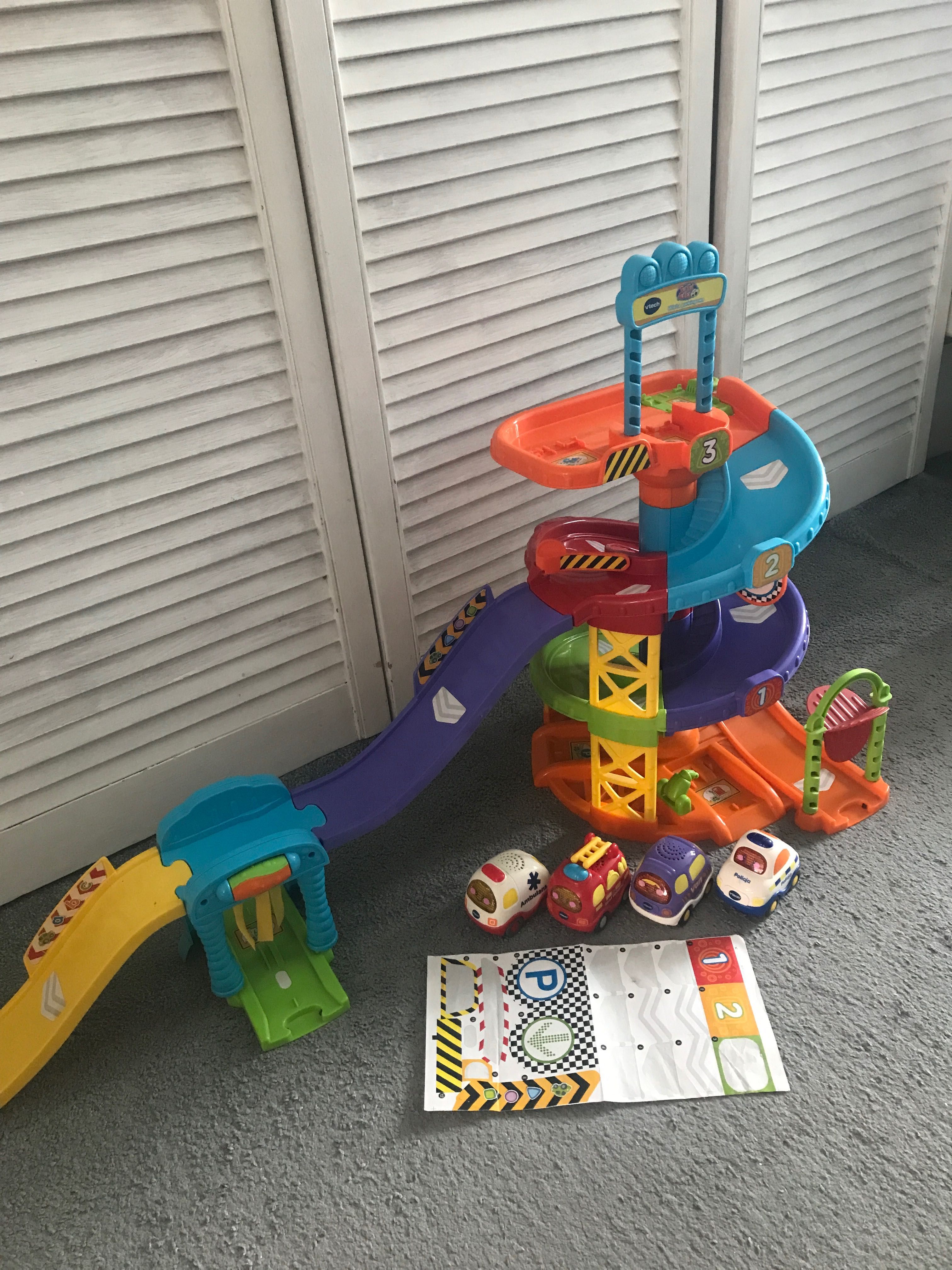 Wieża parkingowa Vtech z dodatkowymi autkami TutTut