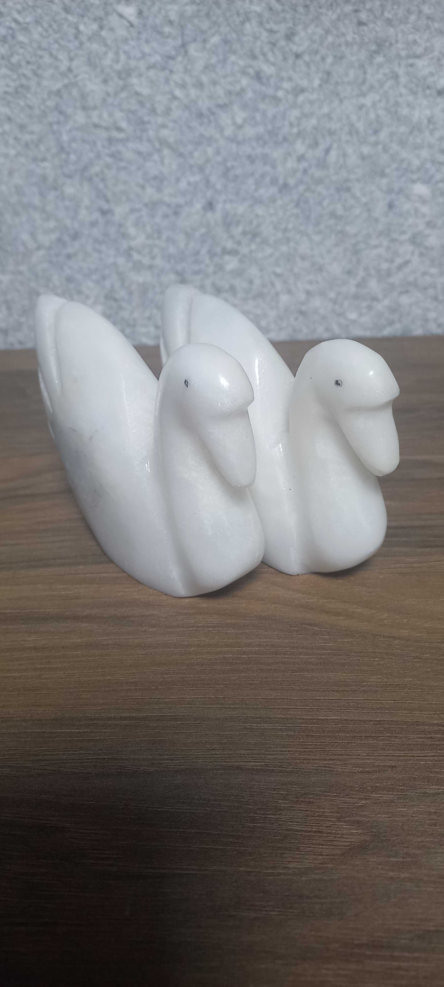 Мраморна фігурка лебедів вона е символом любові