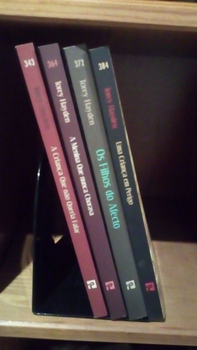 Porta-livros em forma de arco