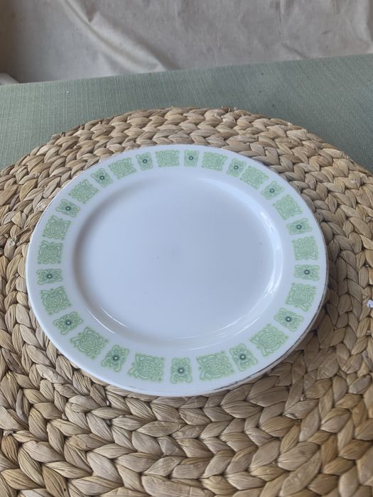 Talerze porcelana bialo - zielone 14 sztuk Stan bardzo dobry