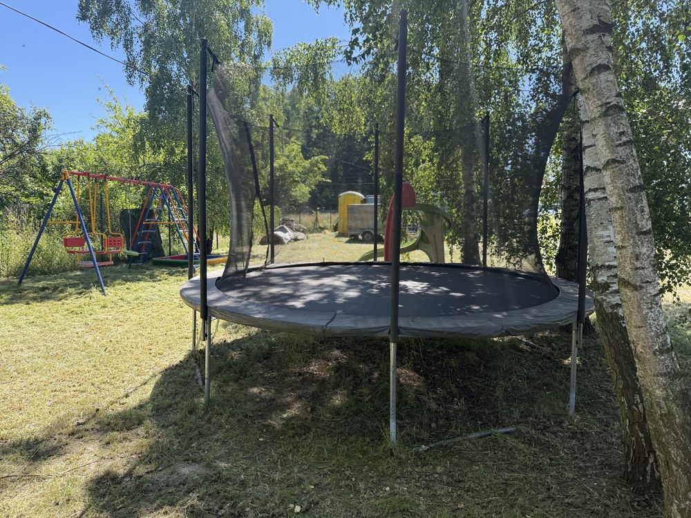 Plac zabaw zjezdzalnia hustawka trampolina piaskownica