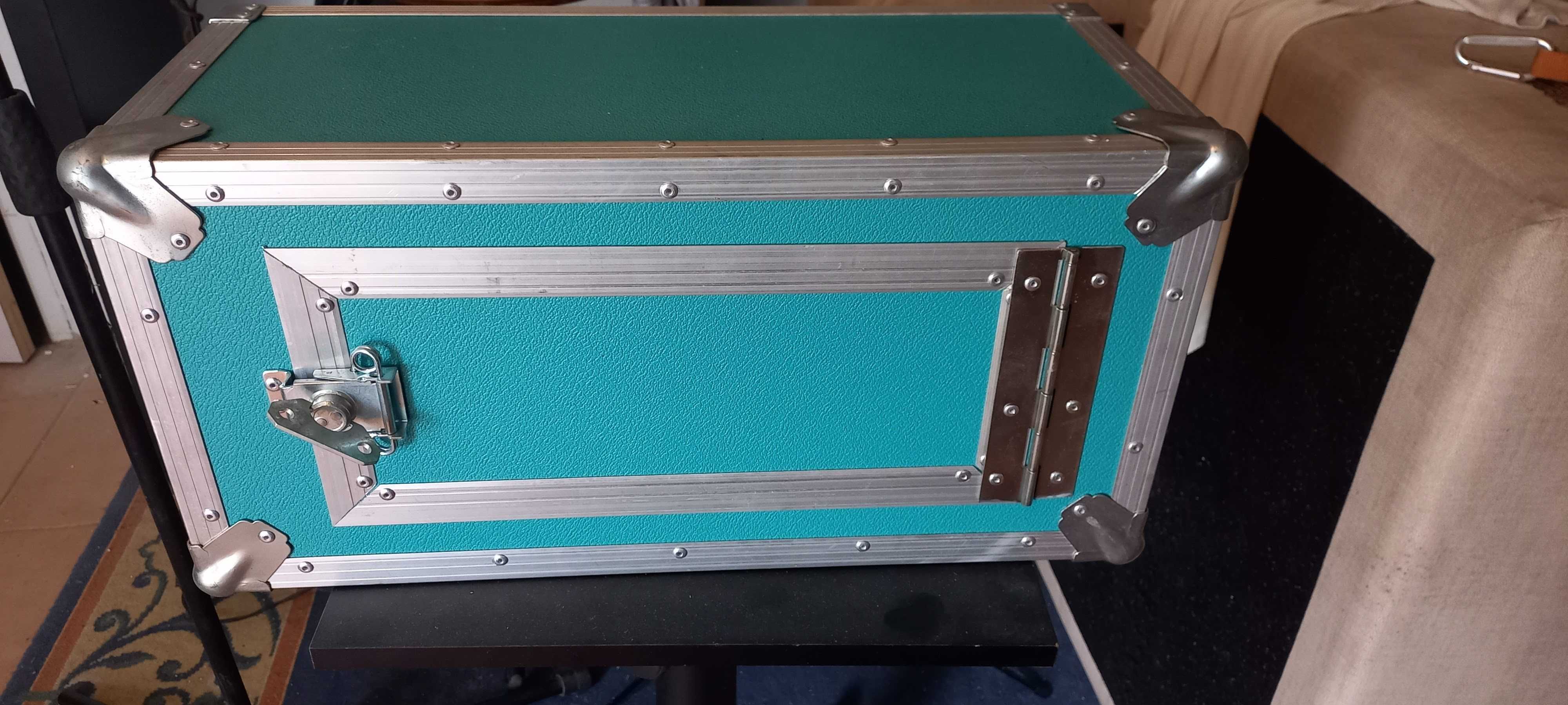 Vendo Mesa de Mistura Soundcraft Ui16 c/ flight case