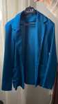 Blazer de cor azul turquesa.