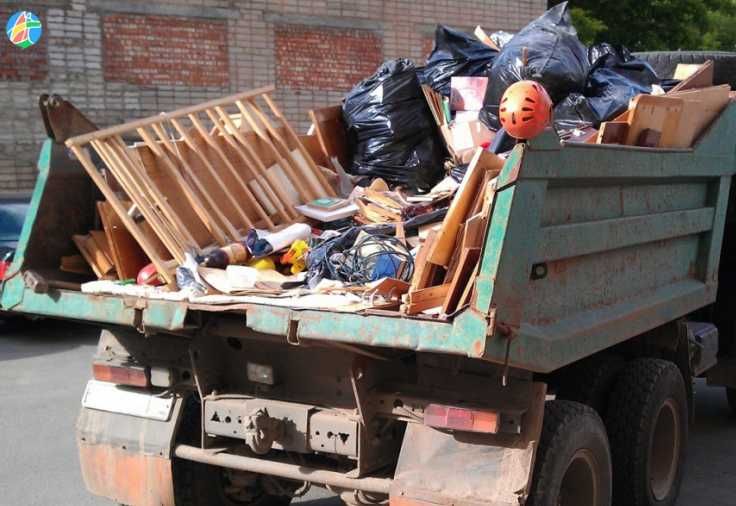 Вивіз сміття ,демонтаж Вивезення будівельного сміття. є вантажники