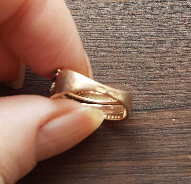 Продам  золотой перстень  Synergy с черными и белыми фианитами