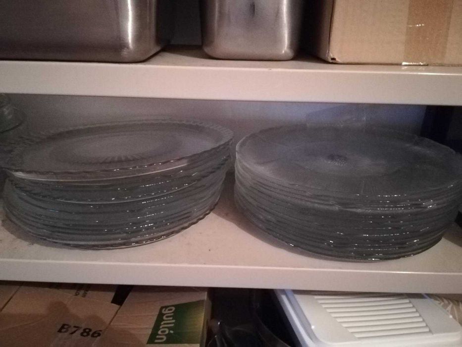 Pratos de vidro e de barro, de vários tamanhos