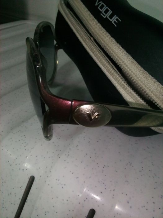 Oculos de sol em cinza marca vogue