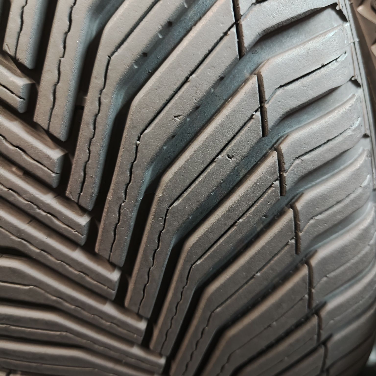 235/50/19 XL Sprzedam parę opon całorocznych Michelin
