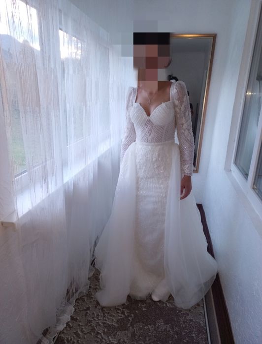 Весільна сукня з шлейфом.