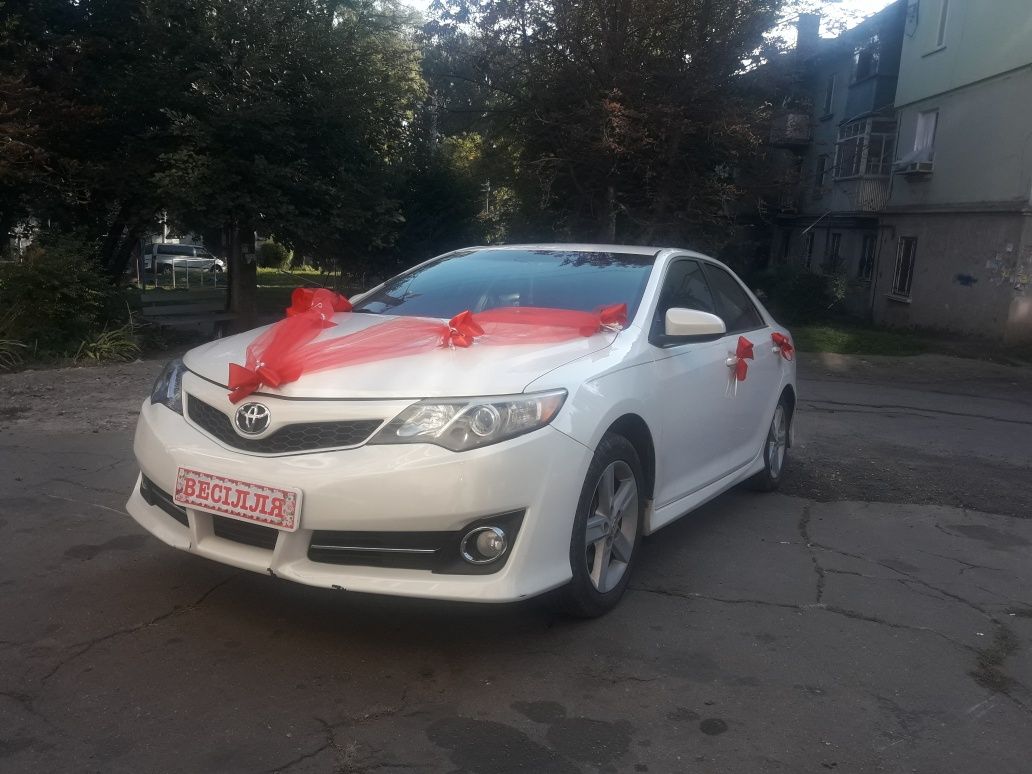 Авто на свадьбу Аренда Авто с водителем Белая Toyota Camry 50 Трансфер