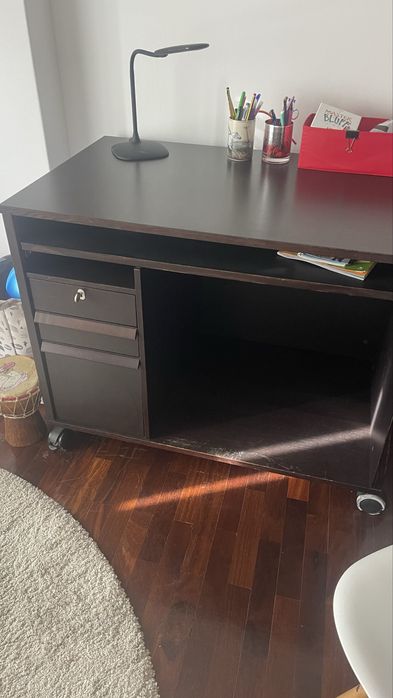 Secretaria IKea com cor castanha e 3 gavetas