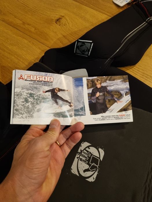 Fato Surf BodyGlove 5/4/3 com gorro NOVO!!! Tamanho MS