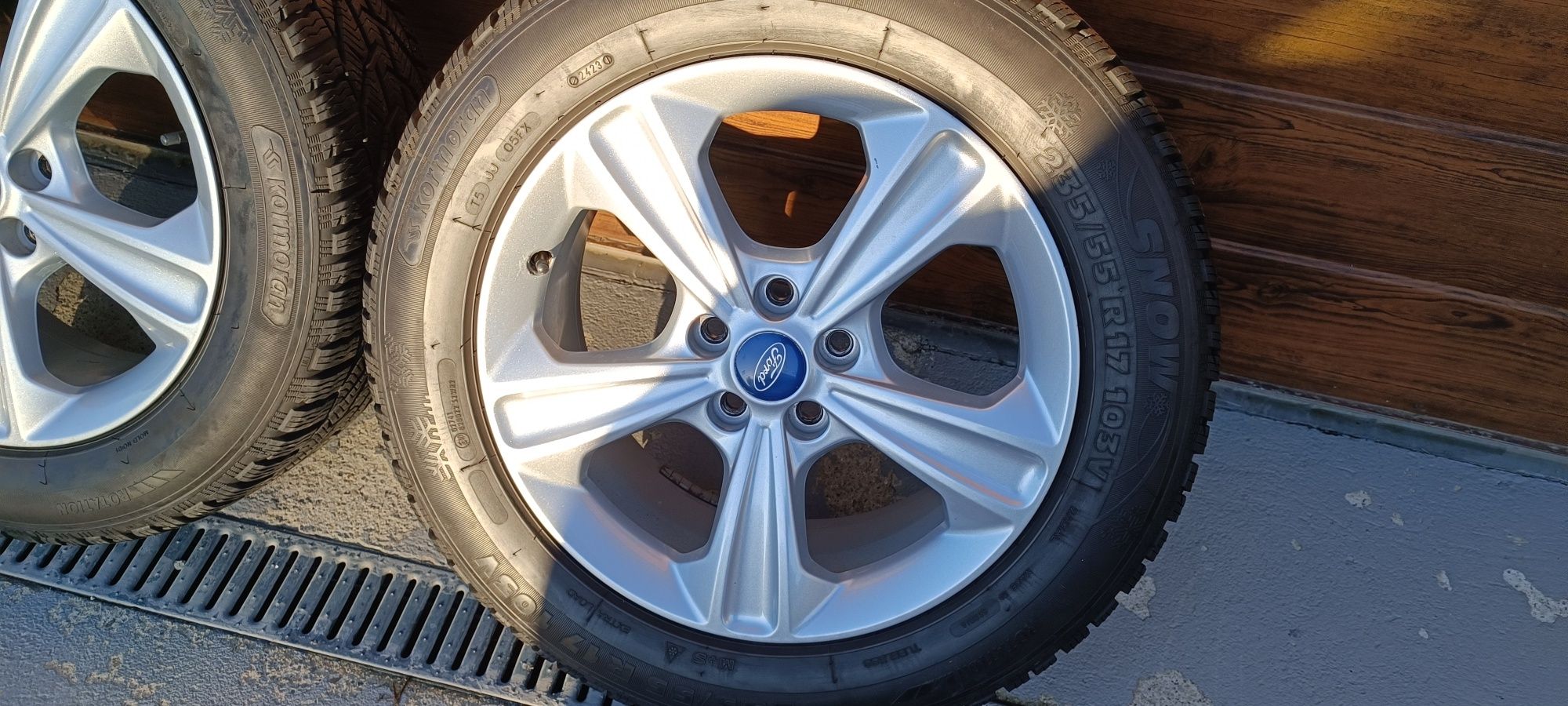 Felgi +opony 235/55 R17   Ford Kuga