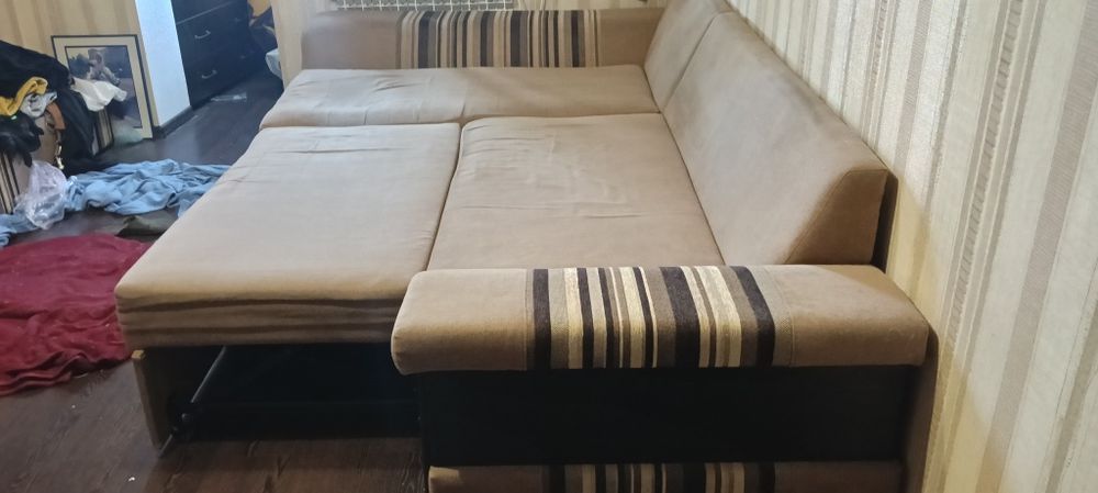 Диван угловой раскладной с баром и большим пуфом большой б/у