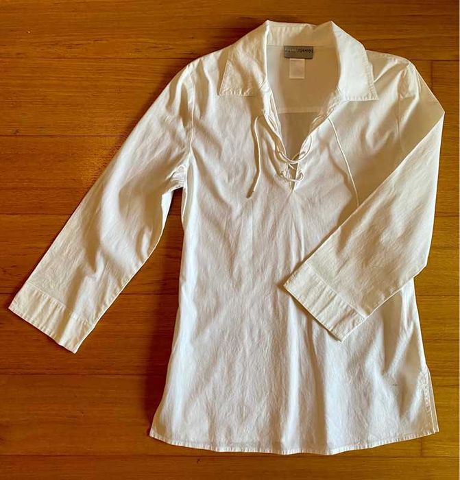 Blusa branca da Laura Clement