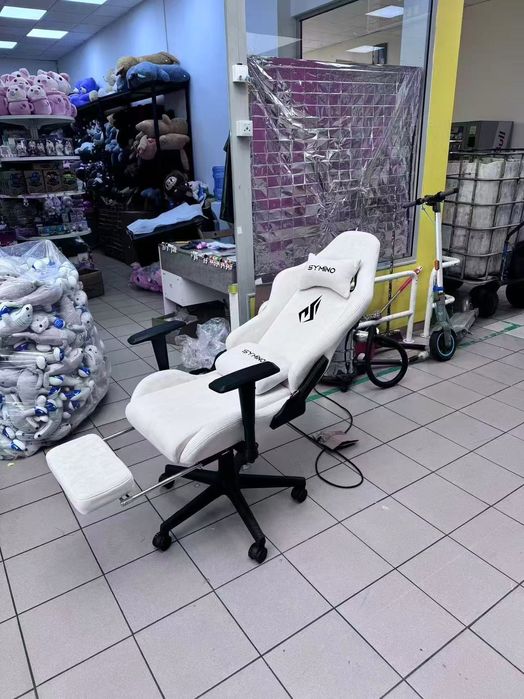 Biały fotel gamingowy z podnóżkiem