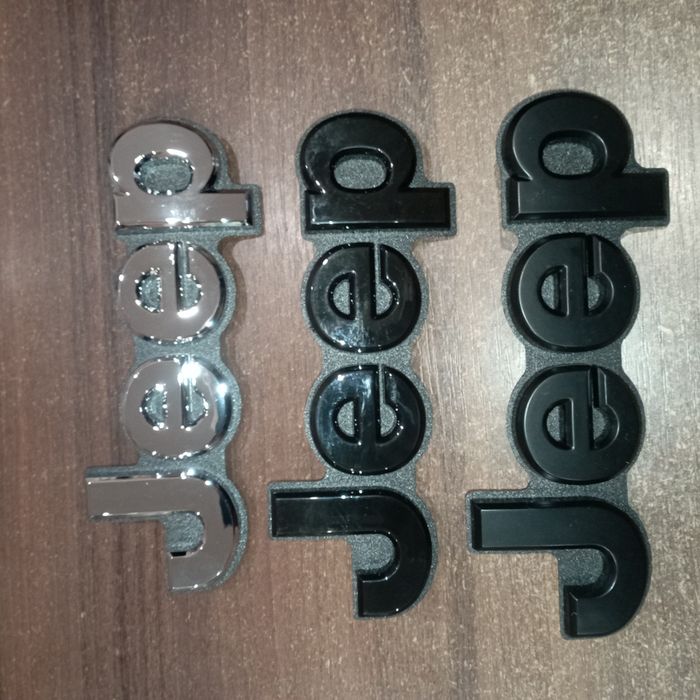 Емблема кришки багажника Jeep Grand Cherokee WK2