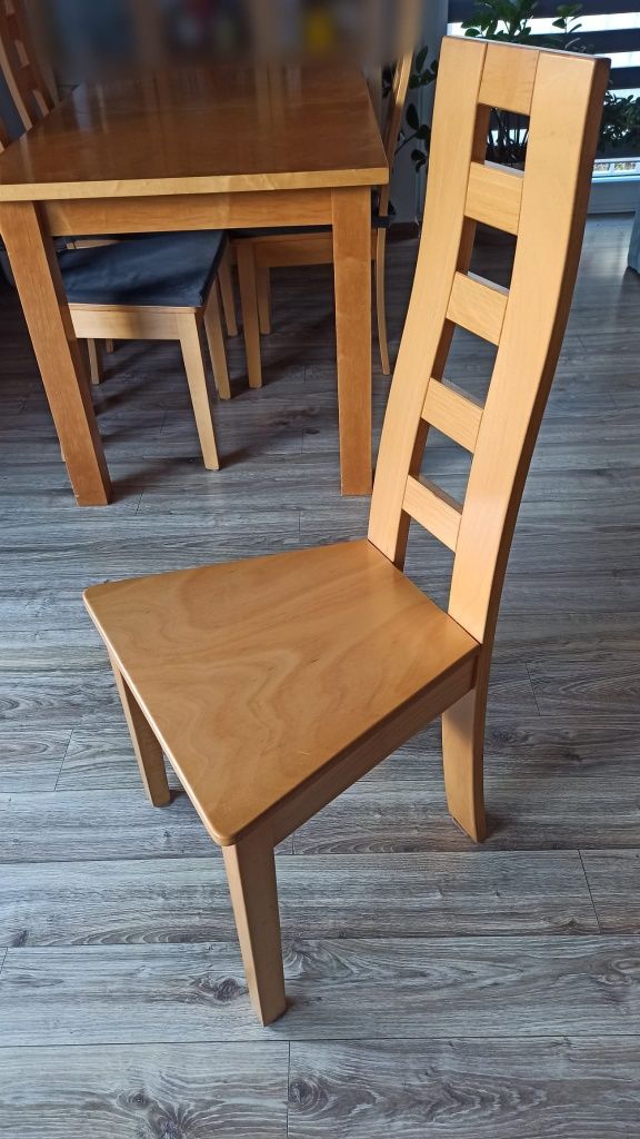 Stół z krzesłami