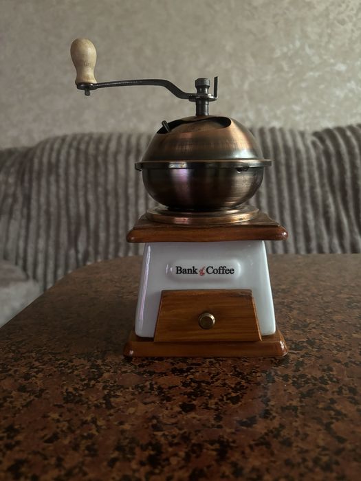 Мельница декоративная в хорошем состоянии.