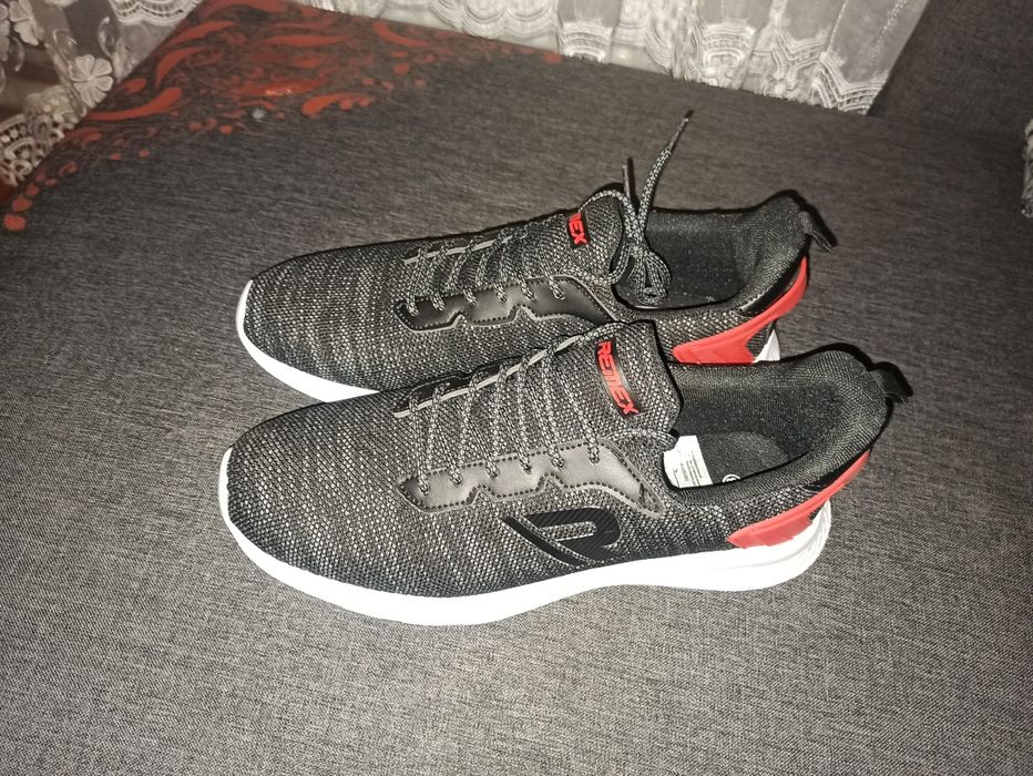 Чоловічі кросівки нові 43-44р.
Питання за телефоном.