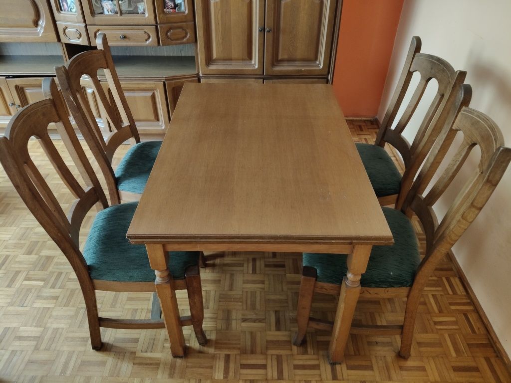 Stół i cztery krzesła