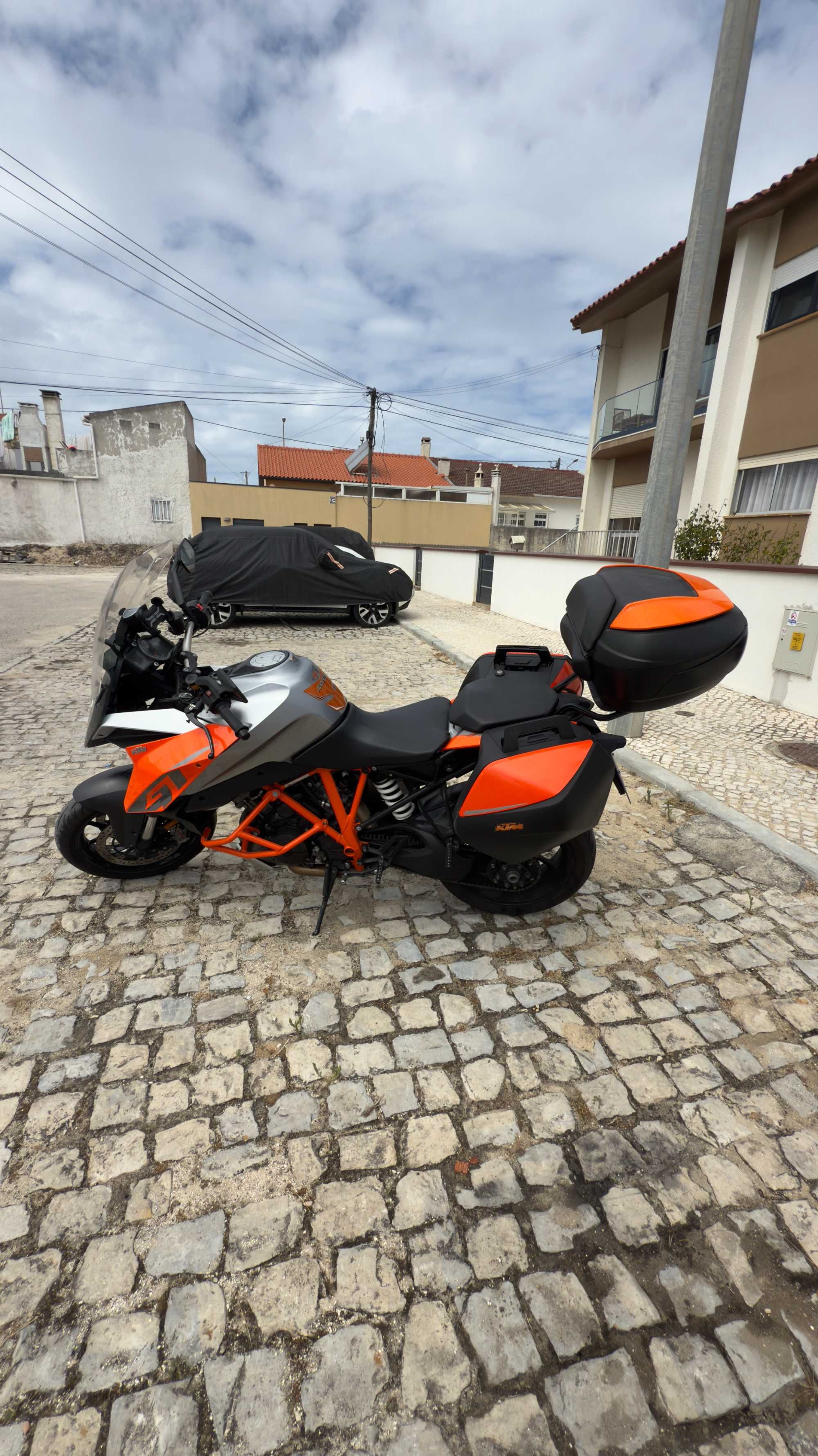 KTM SuperDuke 1290 GT (com malas)