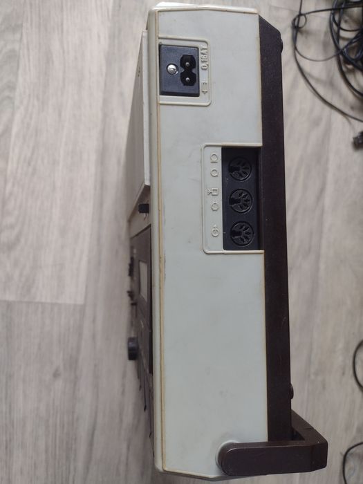 Касетний магнітофон радянський