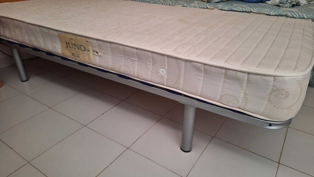 Cama individual com colchão e colcha