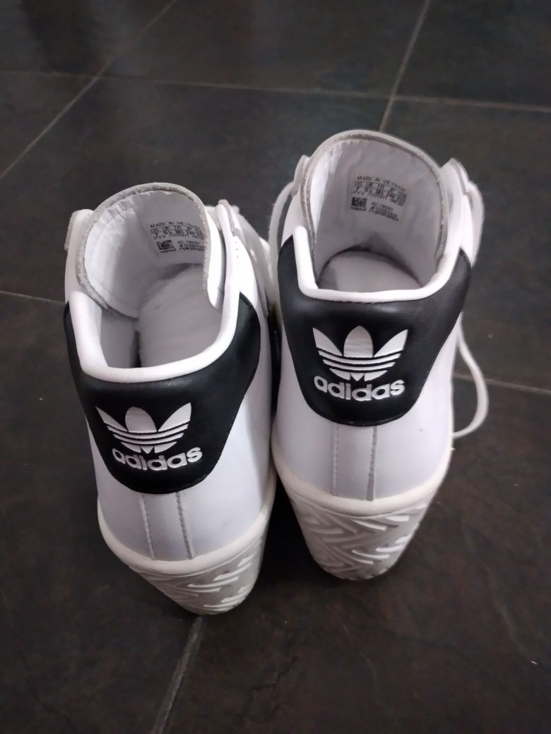 Tenis Adidas com cunha em pele