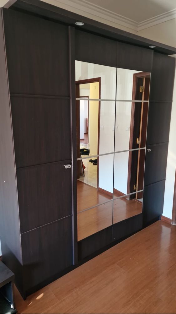 Magnifico roupeiro em bom estado so 100€