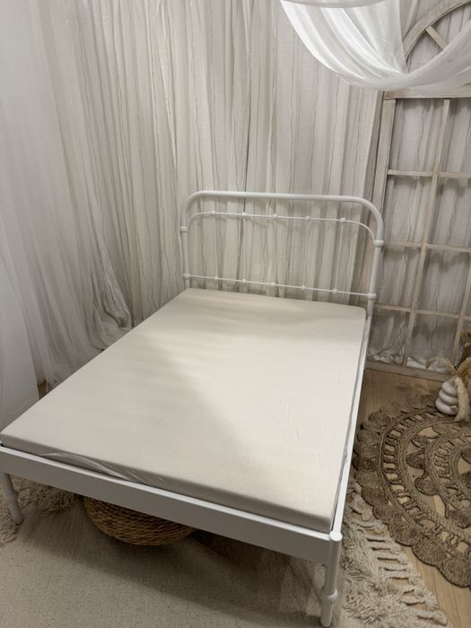 Łóżko metalowe z materacem