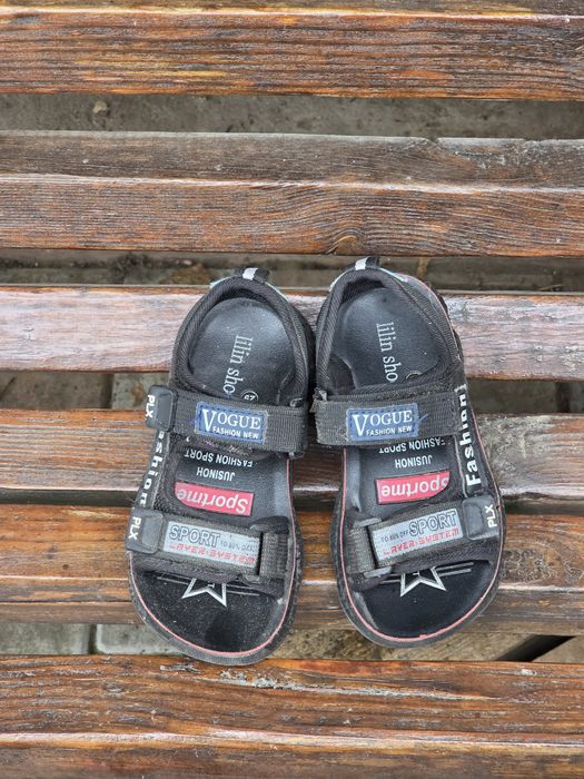 Подарую босоніжки на хлопчика