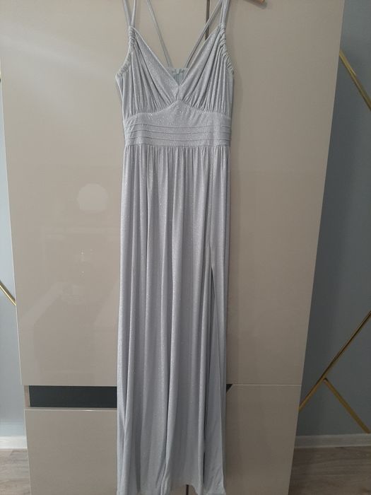 Długa brokatowa suknia. Idealna na studniówkę