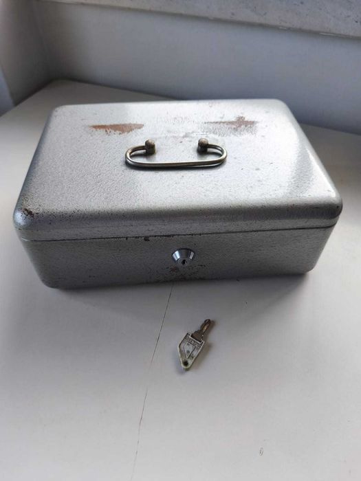Cofre metálico pequeno
