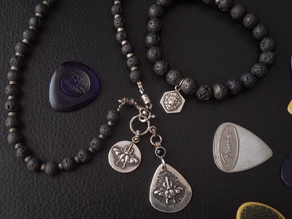 Unikatowy Wisiorek Rock/Metal – Srebrna Kostka z Motywem Żuka