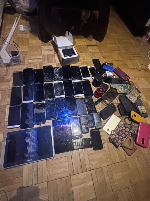 Zestaw elektroniki 32 telefony nawigacja plus gratisy