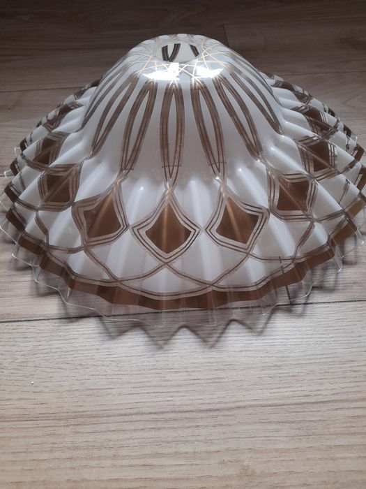 Lampa z akrylowym kloszem