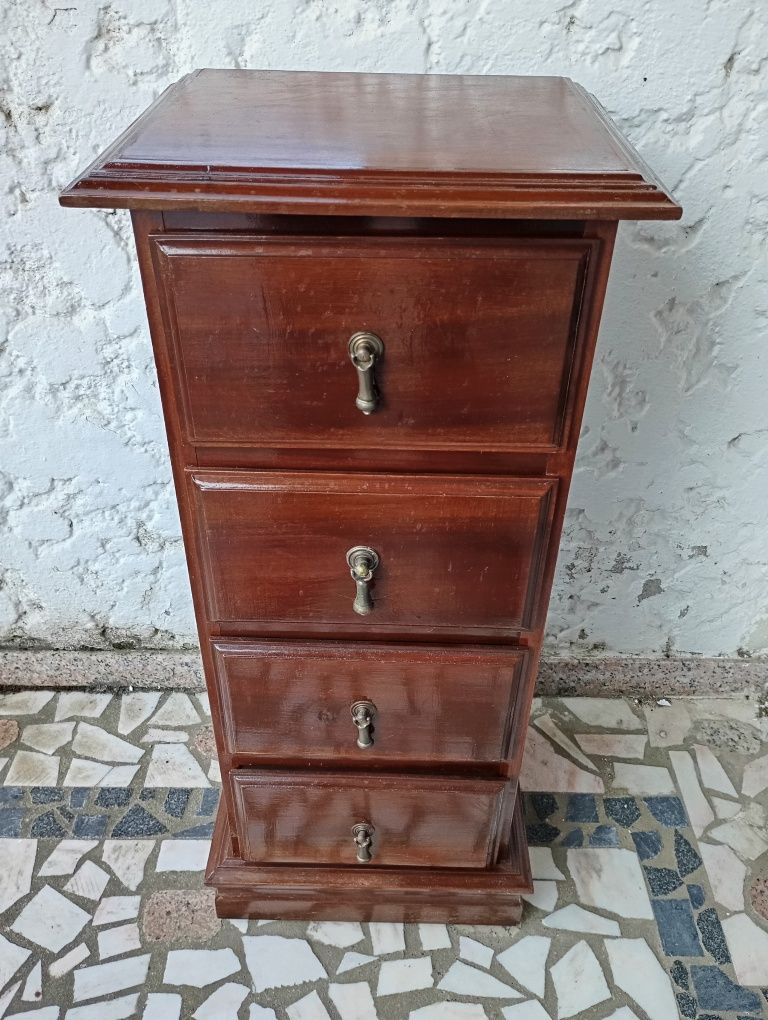 Móvel em madeira maciça com 4 gavetas