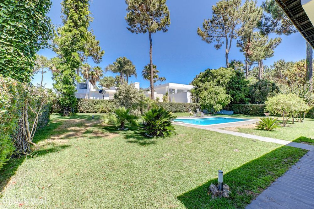 Moradia de Sonho na Herdade da Aroeira: Elegância, Conforto e Seguranç