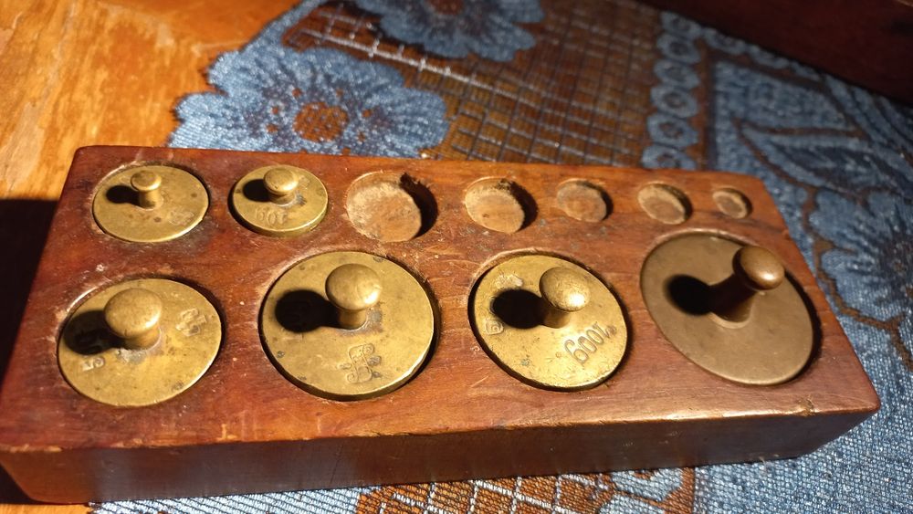 Odważniki do wagi szalkowej.