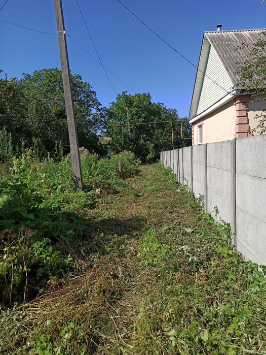 Пів будинку та прибудинкова ділянка