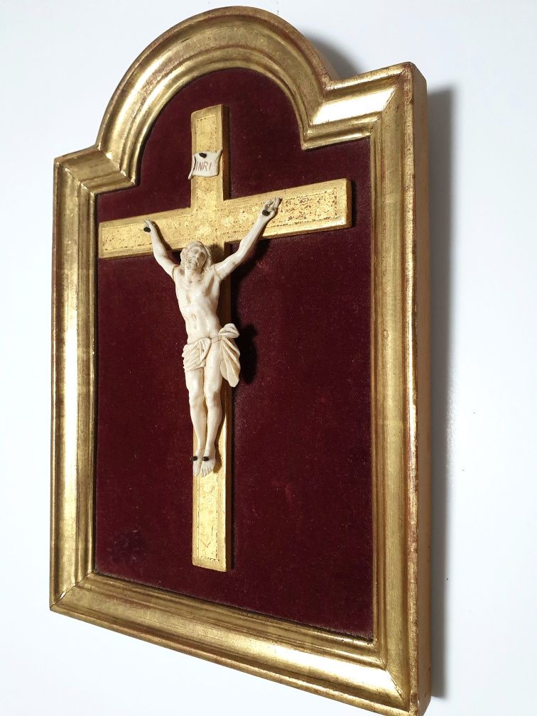 Magnífica antiga imagem de precioso Cristo na cruz em moldura dourada