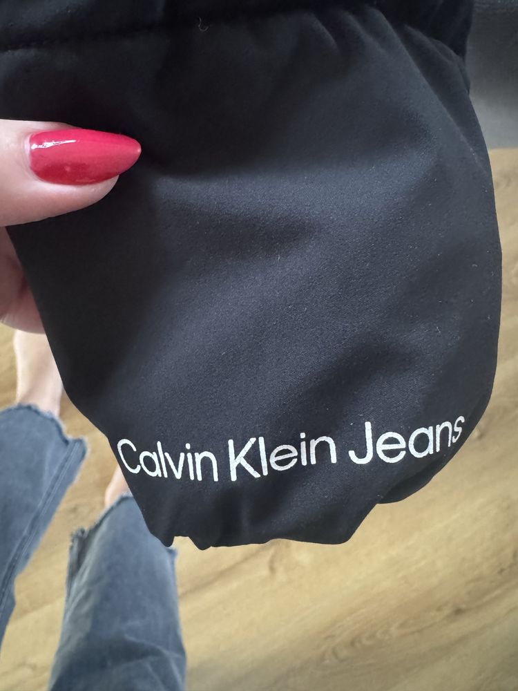Czarna, logowana kurtka zimowa S Calvin Klein