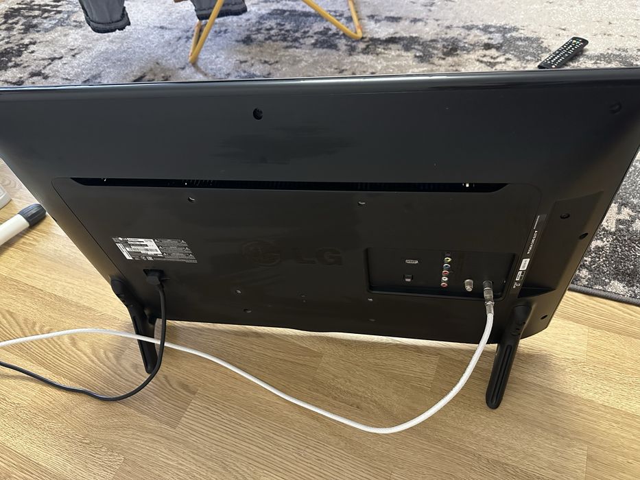 Телевізор LG 32LF560U