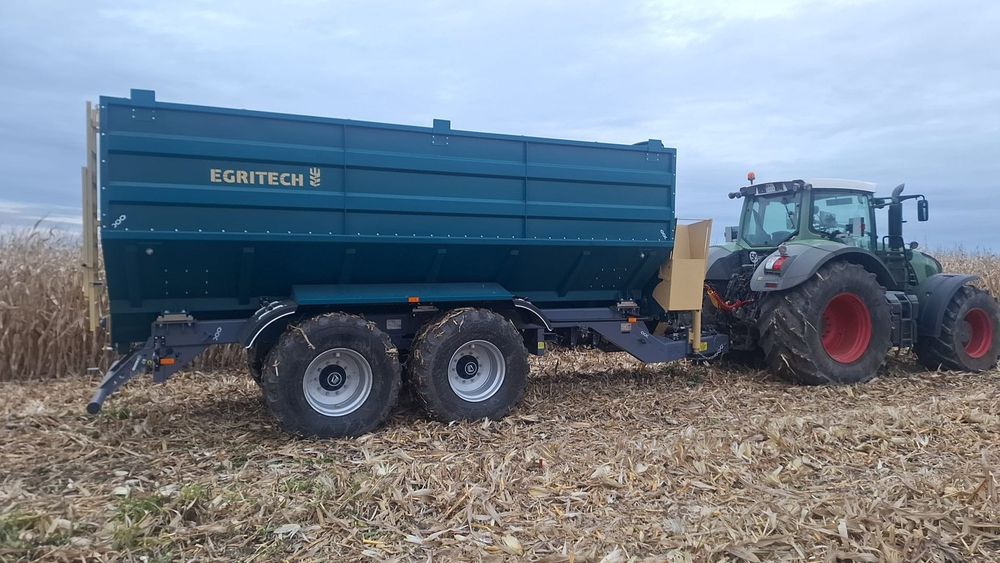 Koszenie kukurydzy na ziarno przyczepa przeładowcza