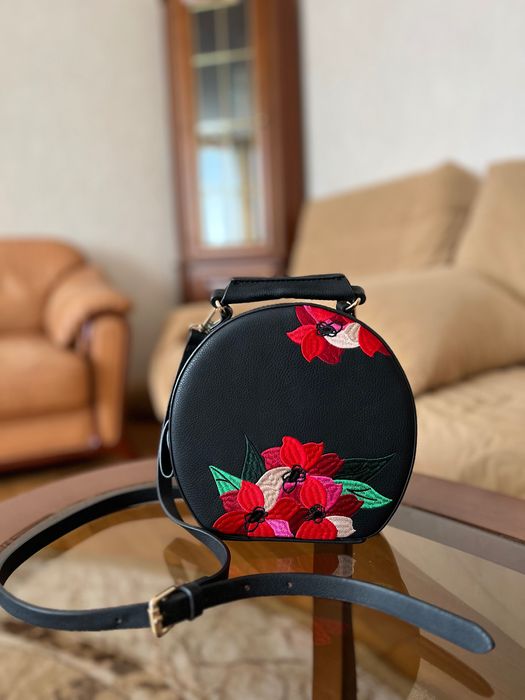 Кругла сумка Zara з вишивкою